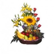 Arreglo de flores y frutas