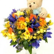 Flores mixtas con peluche