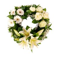Corona blanca de rosas lirios y gerberas